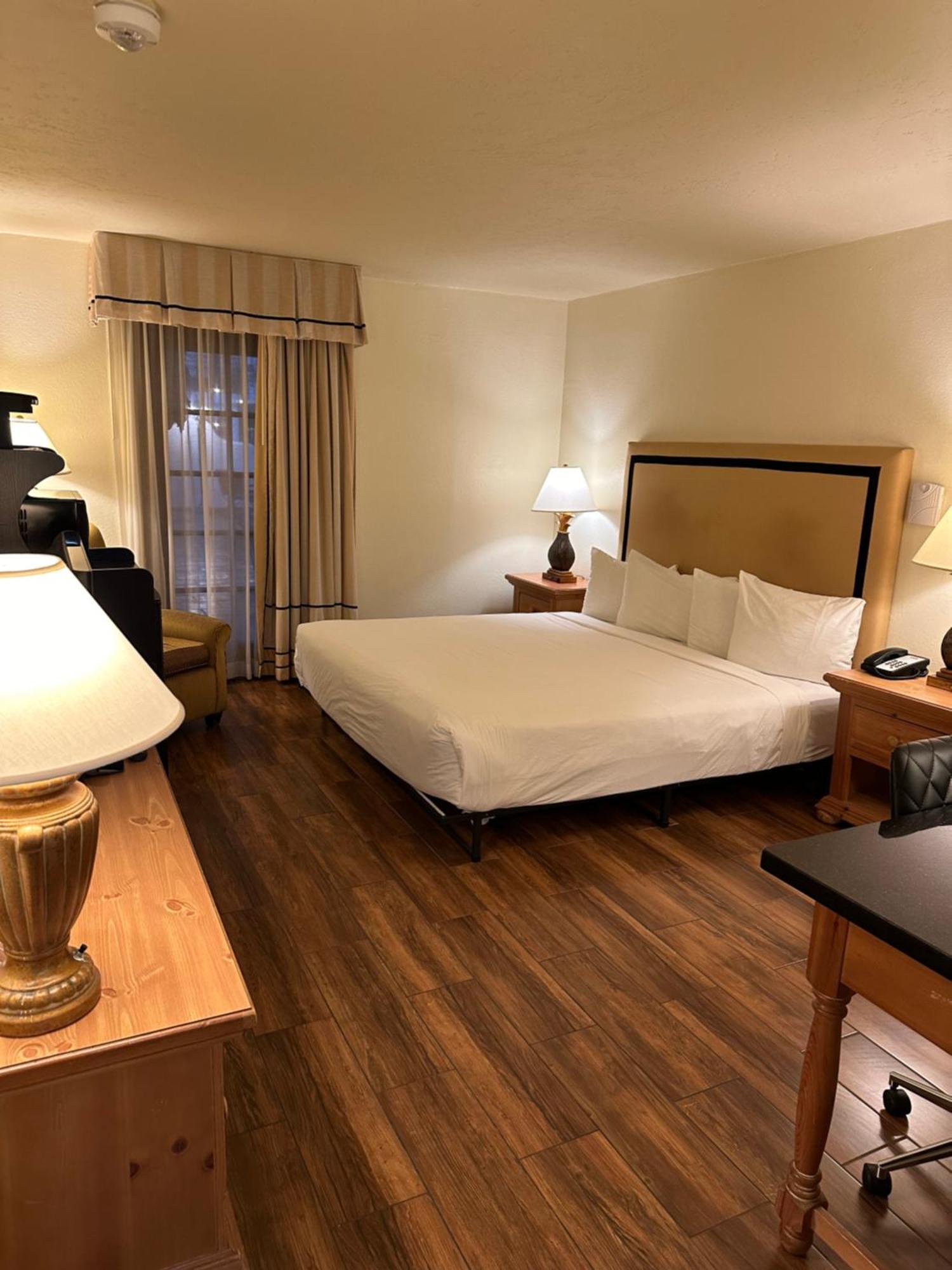 Ramada By Wyndham Las Cruces Hotel & Conference Center Exterior photo